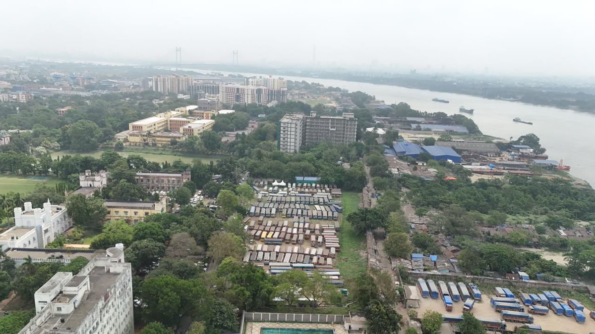 airnews_kolkata's tweet image. #আকাশবাণী_সংবাদ_কলকাতা
পশ্চিমবঙ্গ বিধানসভা নির্বাচন ২০২৬ এর দ্বিতীয় দফার ভোট গ্রহণের জন্য ভোটকর্মীরা নিজ নিজ ভোট কেন্দ্রে বৈদ্যুতিন ভোট গ্রহণ যন্ত্র, ভিভিপ্যাট সহ অন্যান্য সরঞ্জাম নিয়ে রওনা হচ্ছেন।
#EVM #VVPAT #WBLA2026 #Phase2 #Alashvani #Airnewsalerts @airnewsalerts