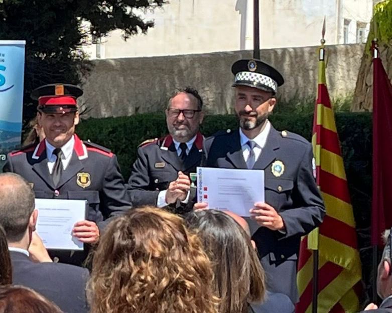 PoliciaMataro's tweet photo. 🎖️ Reconeixement per a 4 dels nostres agents durant el #DiaEsquadres @mossos de l'ABP de #Mataró, celebrat avui a Caldes d'Estrac!
🫶 Moltíssimes gràcies! Estem molt contents i agraïts!
#SeguretatMataró #Reconeixement https://t.co/z6TZZRGZLu