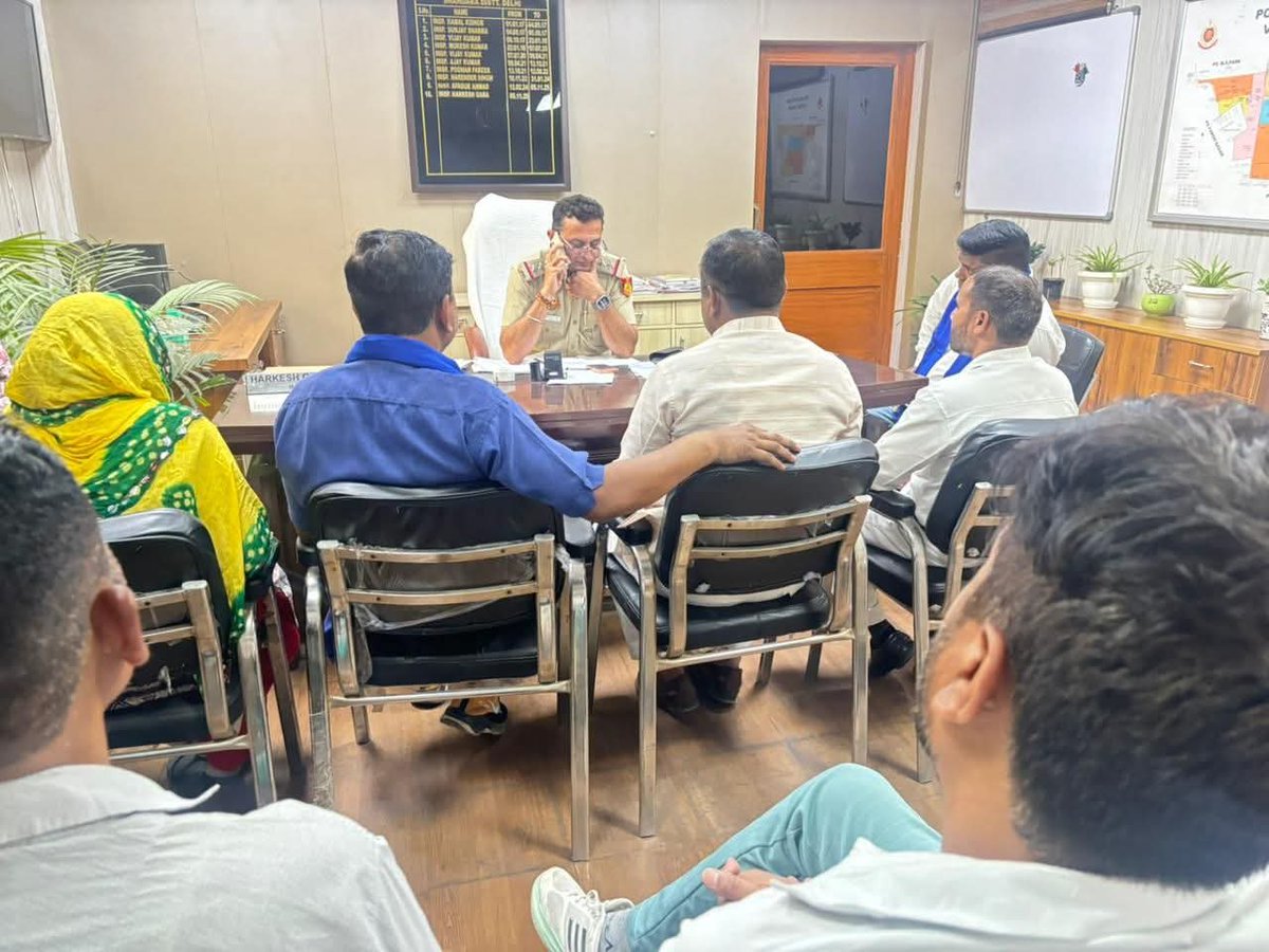 देश की राजधानी दिल्ली के विवेक विहार थाना क्षेत्र की बस्ती ज्वाला नगर के रहने वाले वाल्मीकि समाज के लोगों के साथ जातीय मानसिकता के लोगों ने 2 दिन पहले मारपीट की।
<a href="/DelhiPolice/">Delhi Police</a> मामले को दबाना चाहती थी, और FIR करने में टालमटोल कर रही थी।
मगर हमारे साथियों ने पुलिस के अला अधिकारियो