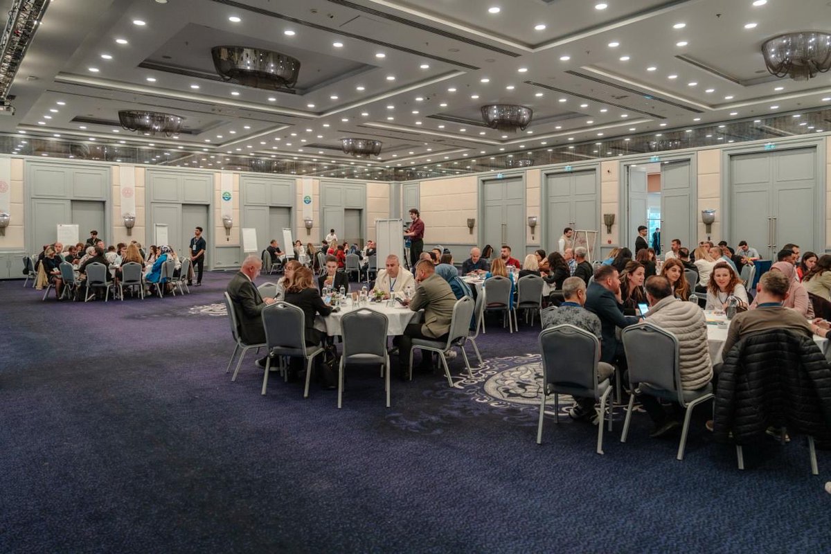 meb_dhgm's tweet photo. 🌊 Genel Müdürlüğümüz ile TURMEPA Deniz Temiz Derneği iş birliğinde hayata geçirilen “81 İlde Dersimiz Mavi” projesi kapsamında öğretmen eğitim programı 27-28 Nisan 2026 tarihlerinde İstanbul’da gerçekleştirildi.

💧 Türkiye’nin 81 ilinden katılım sağlayan öğretmenlerin yer aldığı programda; su kaynaklarının korunması, sürdürülebilirlik bilinci ve yenilikçi öğretim yaklaşımları atölye çalışmalarıyla desteklendi.

📎 https://t.co/Wao4HHtArb
@tcmeb @Yusuf__Tekin @omurfatih