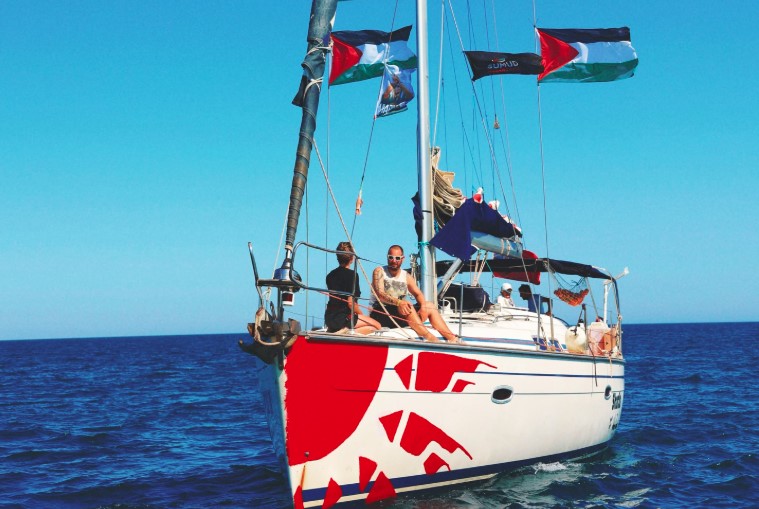 «Navighiamo a vista, come negli anni '90». 📻 Vittorio Sergi racconta dal mare la sfida della #Flotilla verso Gaza: 63 barche, mille volti e un unico obiettivo politico e umano🌍

🎧 L'audio: [vocemisena.it/diario-bordo-g…]

#Gaza #GlobalSumudFlotilla #Senigallia #Solidarity
