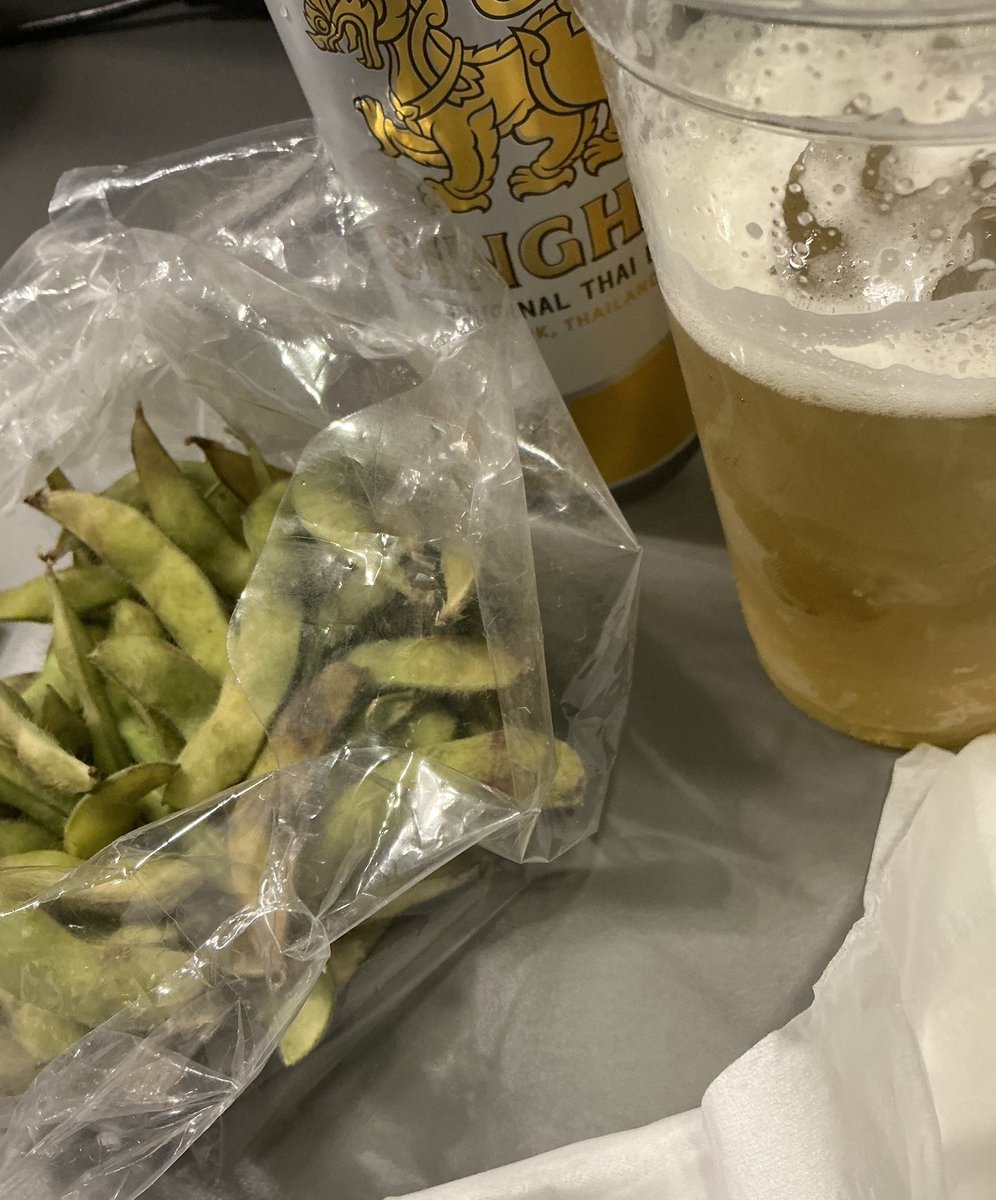 Norakirinakki's tweet image. めちゃめちゃ暑かったので🌞💧
これでまいりますっ😊🫛🍺
めちゃ美味しい枝豆に出逢い感動な本日✨🍀
#タイ
#バンコク
#枝豆
#シンハー