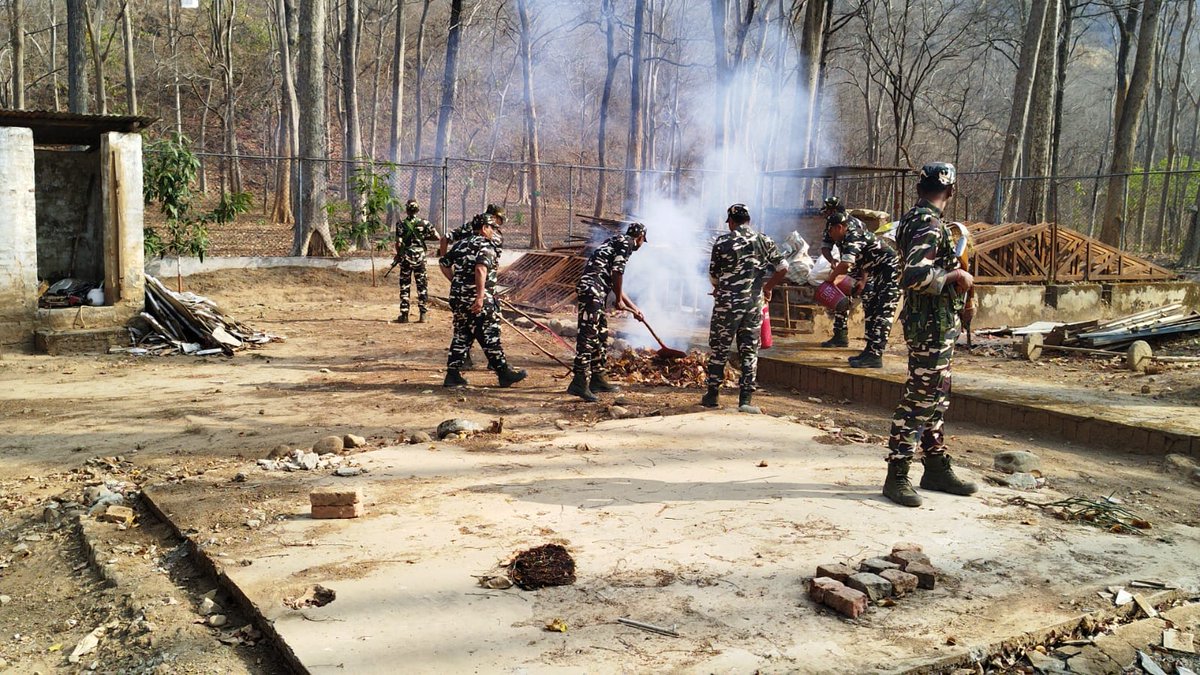 9BnSSB_INDIA's tweet image. बलकर्मियों द्वारा फायर फाइटिंग अभ्यास कर आपातकालीन स्थितियों से निपटने की क्षमता एवं त्वरित प्रतिक्रिया कौशल को सुदृढ़ किया गया।
#FireFightingDrill
#EmergencyPreparedness
#SafetyFirst
#SSB_INDIA
#SeemaSuraksha
#SHQSSBGKP
#FTRSSBLKW