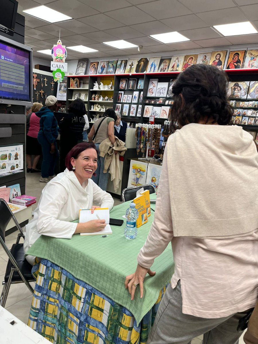 NTunav's tweet photo. ¡Gracias a todos los que os acercasteis ayer a la presentación de «Habitar el mundo», de @rcascales en Valencia!
Gracias, @LIBRERIAPAULINA por acogernos.
@EUNSAediciones https://t.co/LBQxj3v7BO