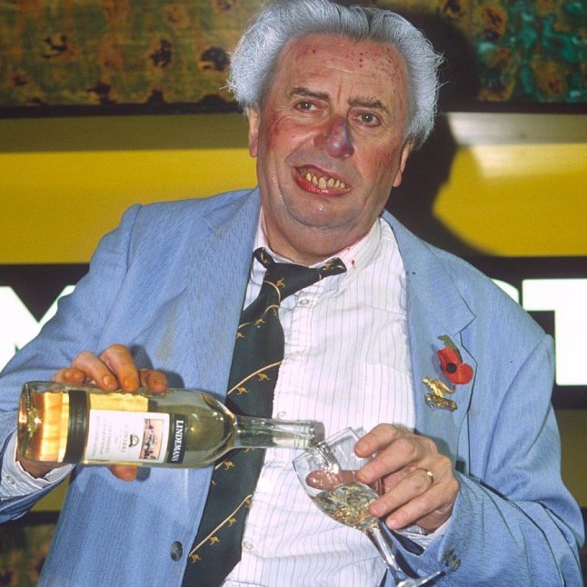 lauren_tho4607's tweet image. MPs' need a bar to entertain visiting dignitaries like this one, from Australia 🇦🇺 #StrangersBar #HouseofCommons