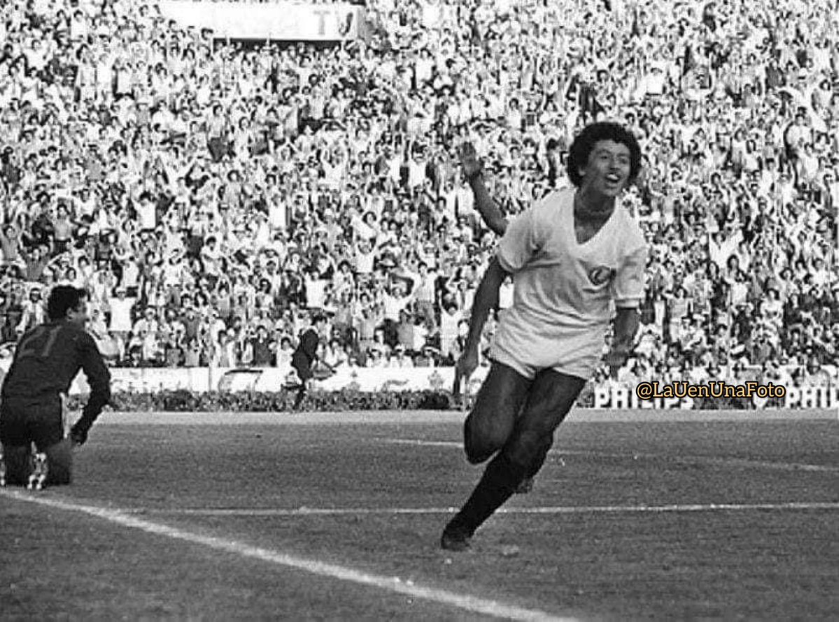 📸 Preciso momento en que Juan José ORÉ corre a celebrar el 5to GOL ⚽️ que anotó para la U en la goleada 6️⃣ a 3️⃣ sobre alianza por la Libertadores de 1979 en matUte 🔝✨