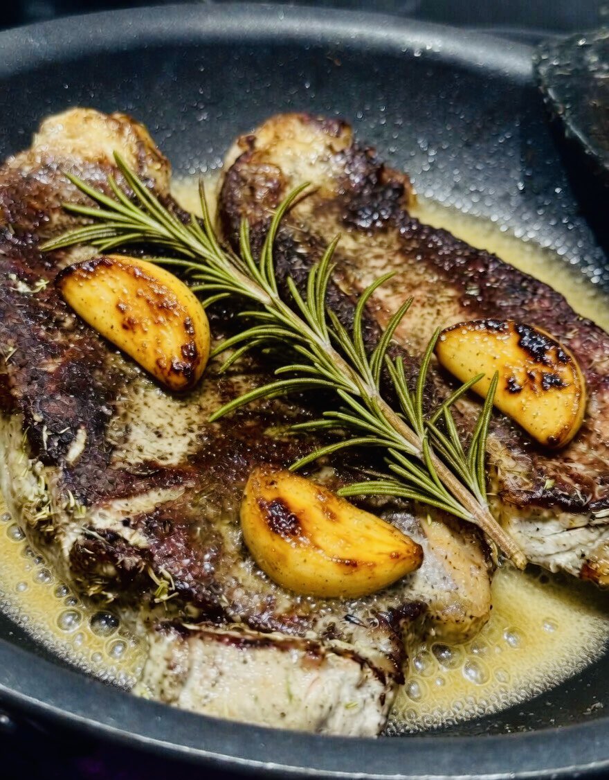 shamsaRehmani's tweet image. Cooking what you don’t even eat or taste yourself, now that’s real dedication 😄🥩 From how it started to how delicious it looks now. #Steak #PresentationMatters