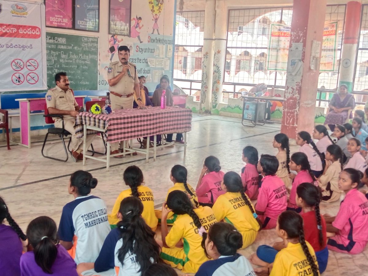 MBNRpolice's tweet image. Mahbubnagar Police, under the guidance of SP Smt. D. Janaki, IPS, have launched extensive awareness programs across all district stations focusing on women's and children's safety. #SafetyFirst
1/5