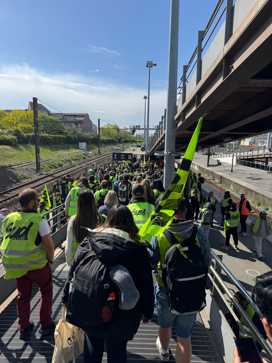 Fede_SUD_Rail's tweet image. 🔴 Votre politique, nos morts ! #28avril2026 🔴

🟢 Avant de rejoindre le rassemblement intersyndical à #Paris, des centaines d’adhérent•es SUD-Rail sous les fenêtres du siège de la #SNCF.