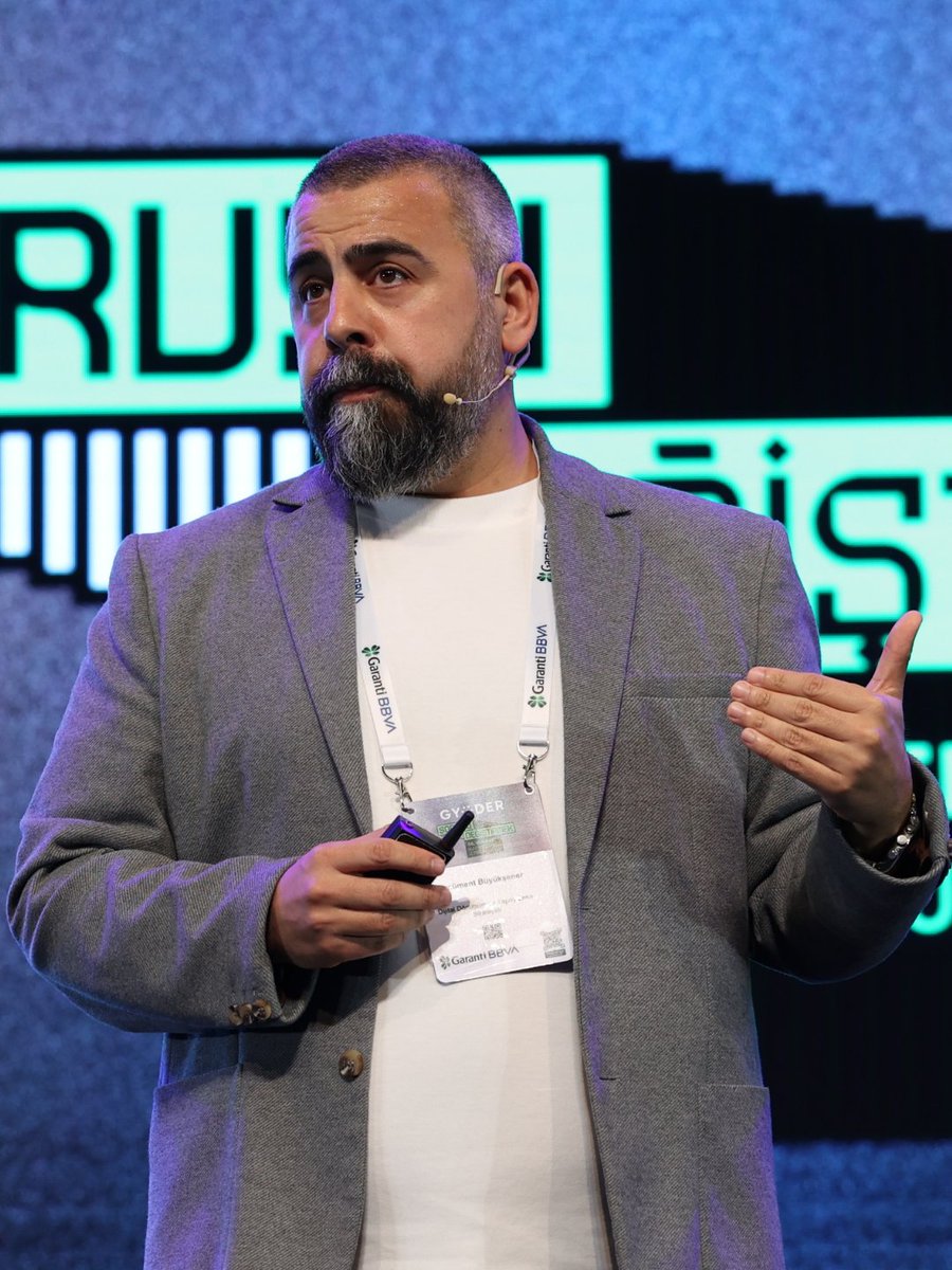 gyoderonline's tweet photo. “Algoritmadan Varlığa: Yapay Zekâ ile Yeni Değer Modeli” oturumunda Ercüment Büyükşener, yapay zekânın veri temelli ekonomi içindeki rolüne dair perspektif ve içgörülerini katılımcılarla paylaştı.

#gyoder #gayrimenkulzirvesi #gyoderzirvesi https://t.co/SWiE3AOhQI