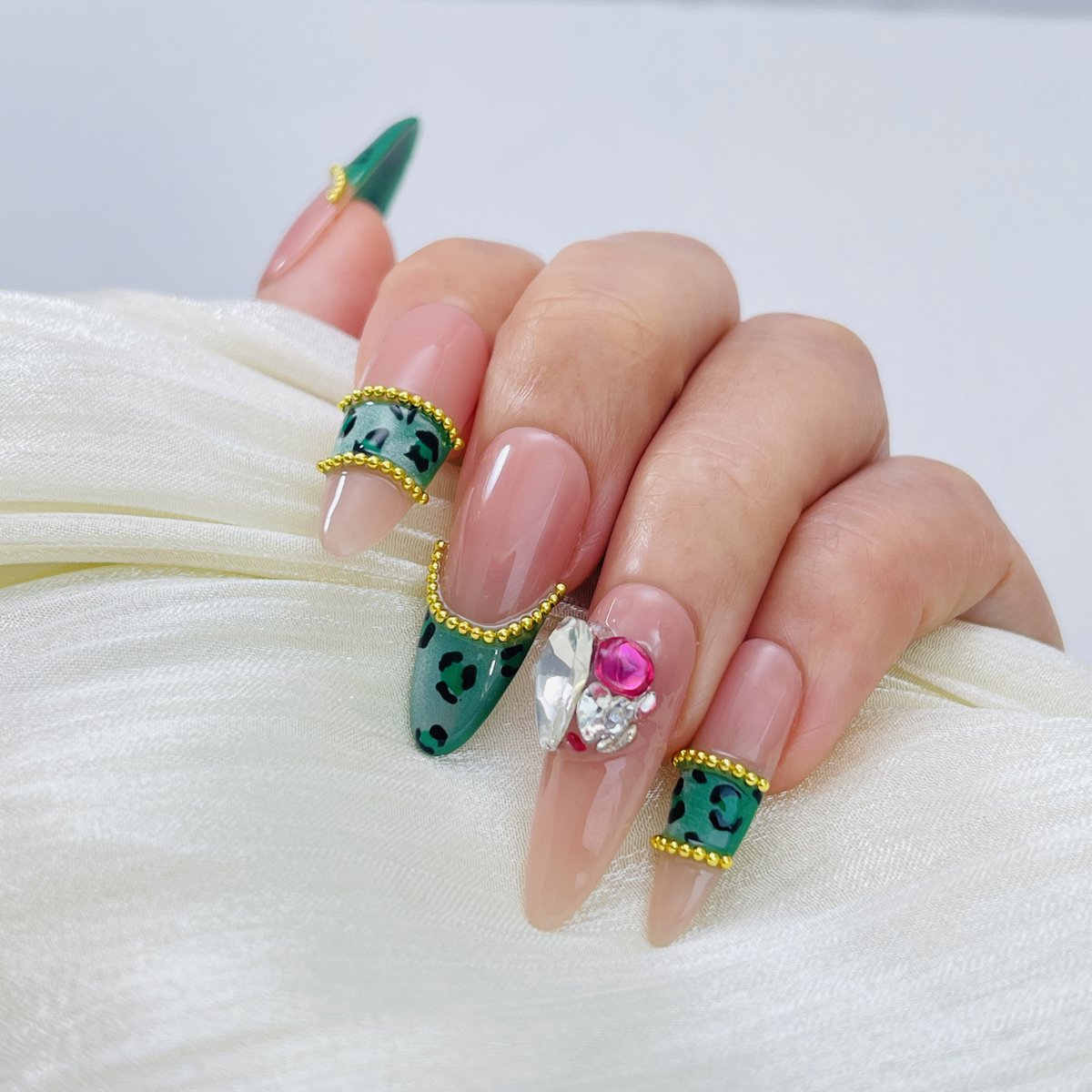 Thevallune's tweet image. Emerald leopard tips 💚

Glossy green, gold accents, and bold gems.
Handmade press-on nails.

#pressonnails
#nailart
#leopardnails