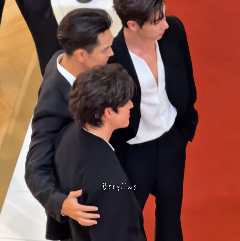 ใครกึง ใครขึง ใครตึง ไม่กล้าโอบ เดี๋ยวพี่โอบอยู่นี่แล้วครับ