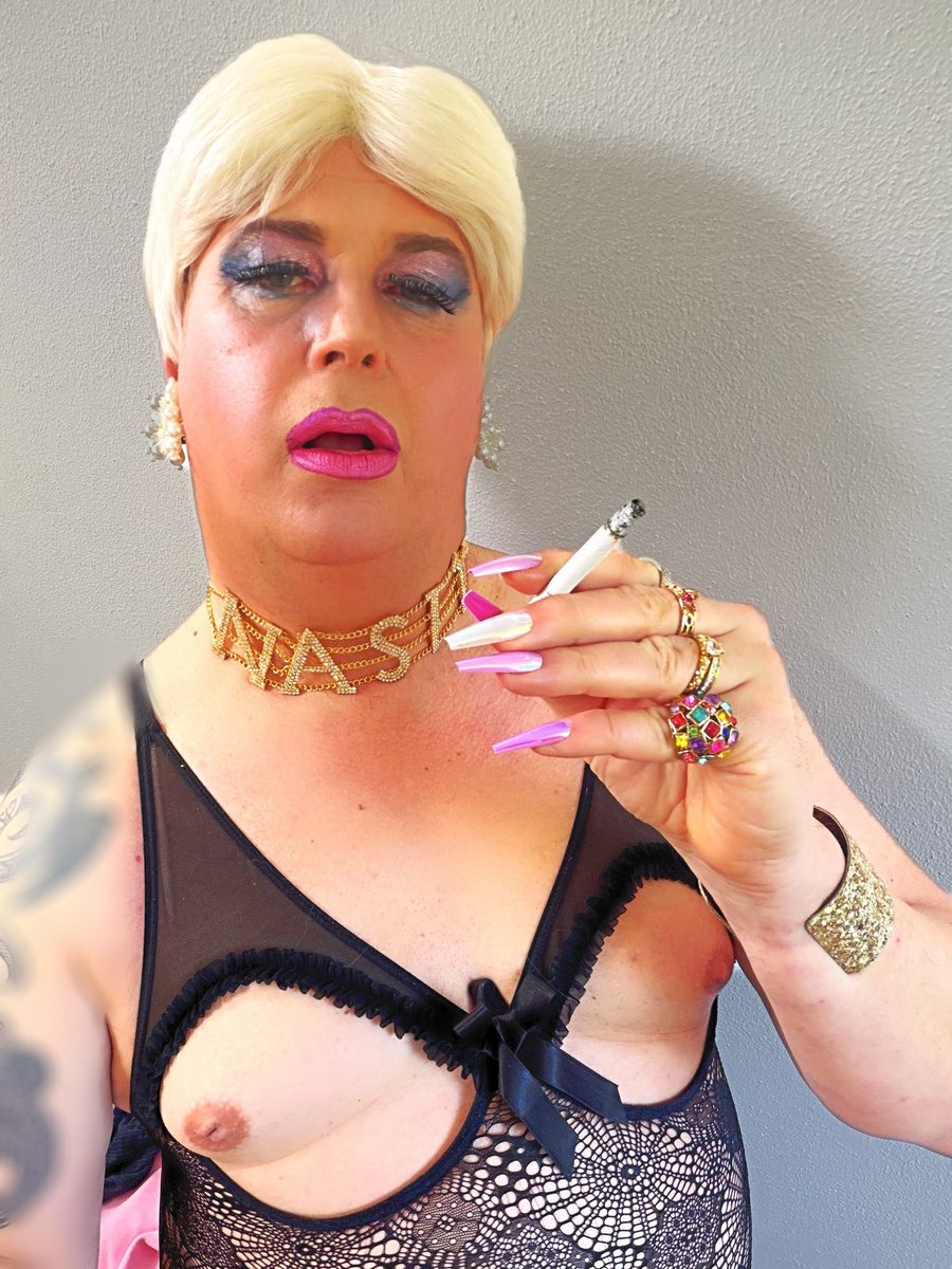 My smoking whores (Mis putas fumadoras) tweet media