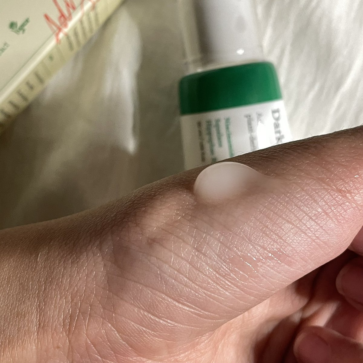 weaupon's tweet image. lagi pakai AXIS-Y Spot Correcting Glow Serum. aku sampai repurchase 2x karena cocok di kulit aku😭😭 

teksturnya super lightweight, gampang banget nyerep ke kulit dan gak lengket sama sekali!! #AXISY #AXISYGlowserum #Niacinamide