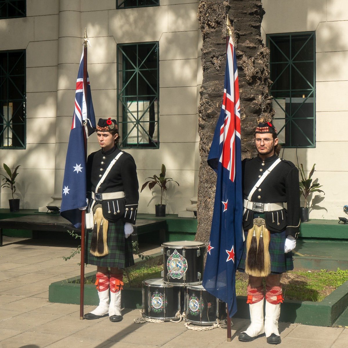 NZinBuenosAires's tweet image. En el día de ANZAC, rendimos homenaje junto a @EmbAustraliaBA a quienes sirvieron y sacrificaron sus vidas en guerras, conflictos y misiones de paz.
Muchas gracias al @gcba por el espacio para reunirnos y a la Guardia Escocesa de Buenos Aires por acompañarnos.
#LestWeForget