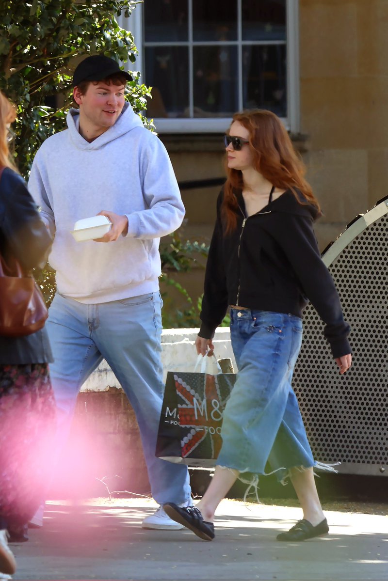 Sadie Sink e seu irmão Mitchell foram vistos recentemente fazendo compras em Londres.