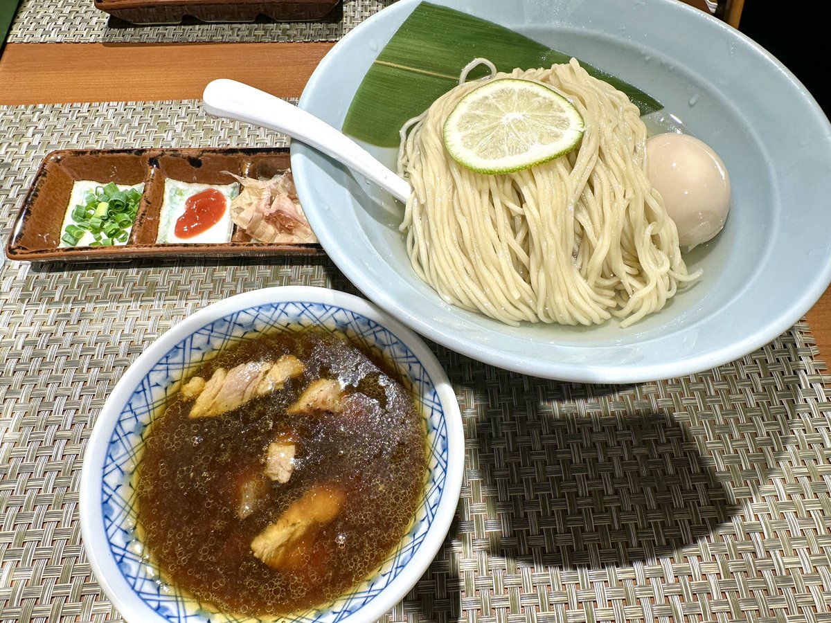 106杯目
麺庵いぶし@池袋
地鶏の昆布水つけ麺+味玉

小鉢は日替わりで変わるのかな
小ネギ+梅+鰹節

ライムが超絶薄すぎて絞れない・・逆に勿体無い。
値上げは仕方ないけど昨シーズンと比べて
尻すぼみな感じ。