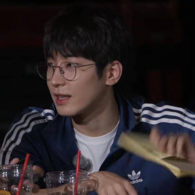 _m91w_'s tweet photo. 그대로 주먹같은 딱밤 맞고 자빠지는 연하. 중간에 둘이 따로 나오자마자 퉁퉁 부은 이마에 열받아서 씩씩거리는 연하와 그냥 웃겨죽겠는데 연하 달래야해서 계속 사과하는 연상 좋다

니가 사람이야?!!
남친 이마를 주먹으로 때려?!!     …주먹은 아니었어.

한마디를안��지아주!!!! https://t.co/dhClAejzsI