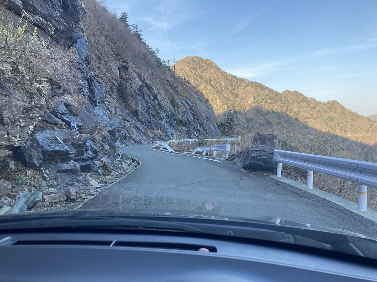 SSRFM's tweet photo. UFOライン
ネットに出てる写真を見て行ってみたがこれまた道中が酷かった
写真に出てるような写真と道中の割合1：9で9割がた酷い道のが多い https://t.co/x4GAXwMtht