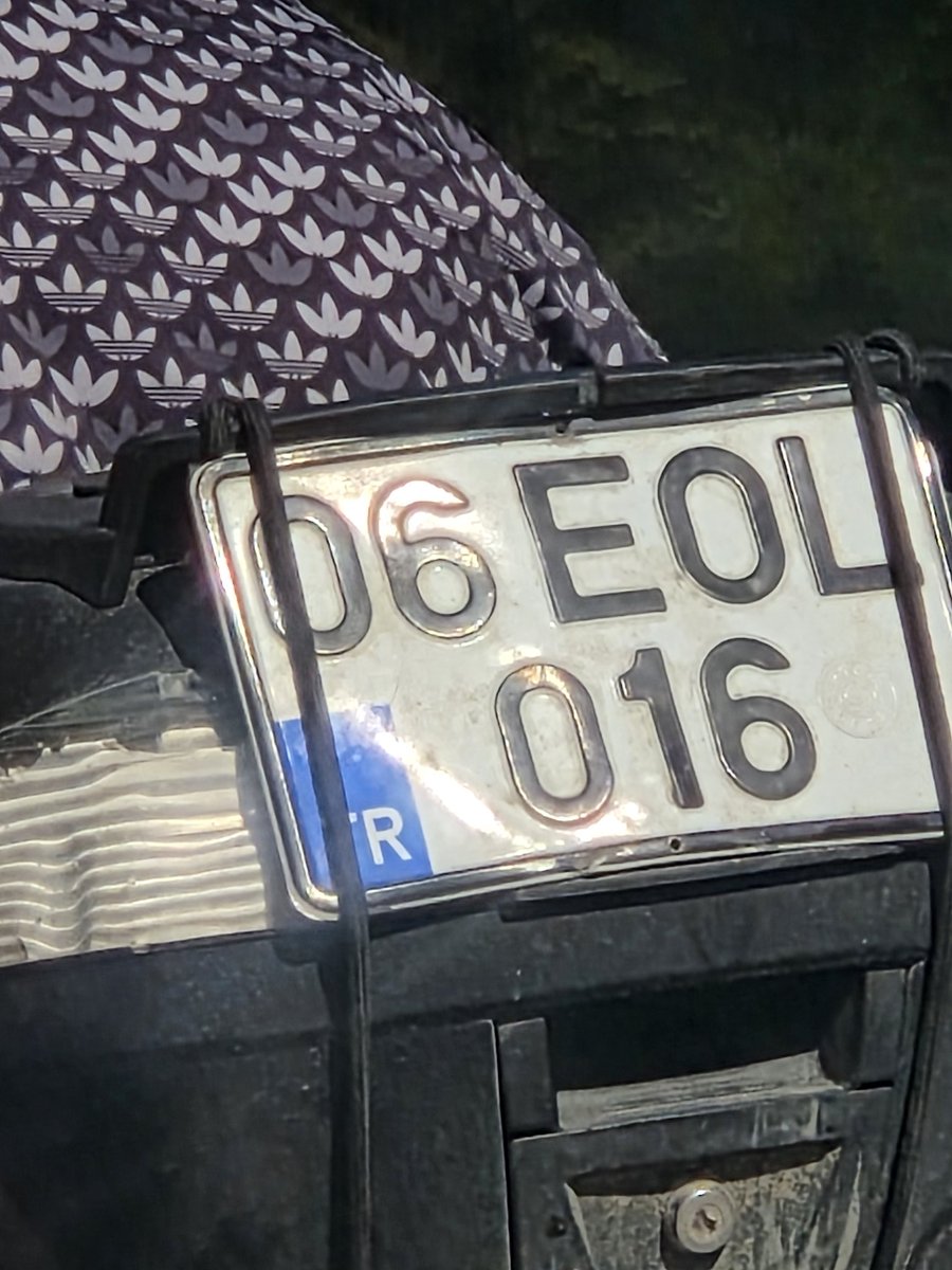 arabadan_in's tweet photo. Kaldırımda motor terörüne ne zaman müdahale edecek ve dur diyeceksiniz? @TrafikEgm @mustafaciftcitr https://t.co/FUEaIEJmW3