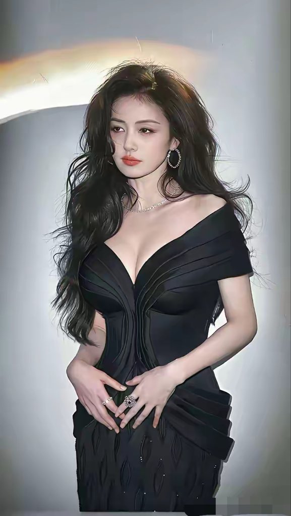 xue55888's tweet photo. 原来白鹿这么有料，一直以为她是勒出来的结果是真材实料啊！

她这完美身材怕是要把邻家小哥哥馋哭了 https://t.co/dJHPcm1aWl