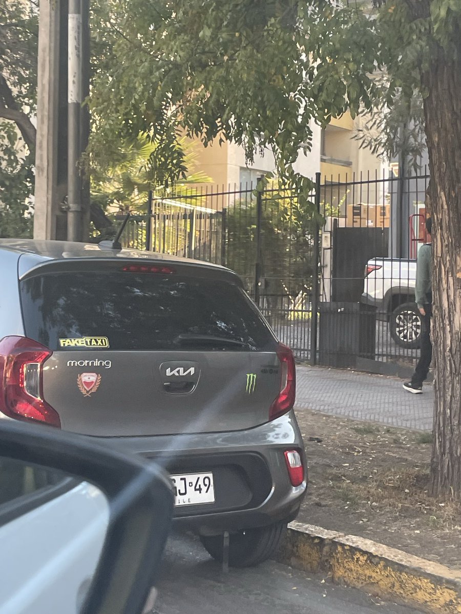 rovalleco's tweet photo. Y es de todos los días y a toda hora. A los que estacionan aquí les da lo mismo el resto y se pasan la ley por donde les plazca. Miguel Claro entre Eliodoro Yáñez y Providencia. Autos estacionados bajo los letreros de prohibido estacionar..@Muni_provi @biobio @CHVNoticitas_cl https://t.co/N1jIy3QSJZ