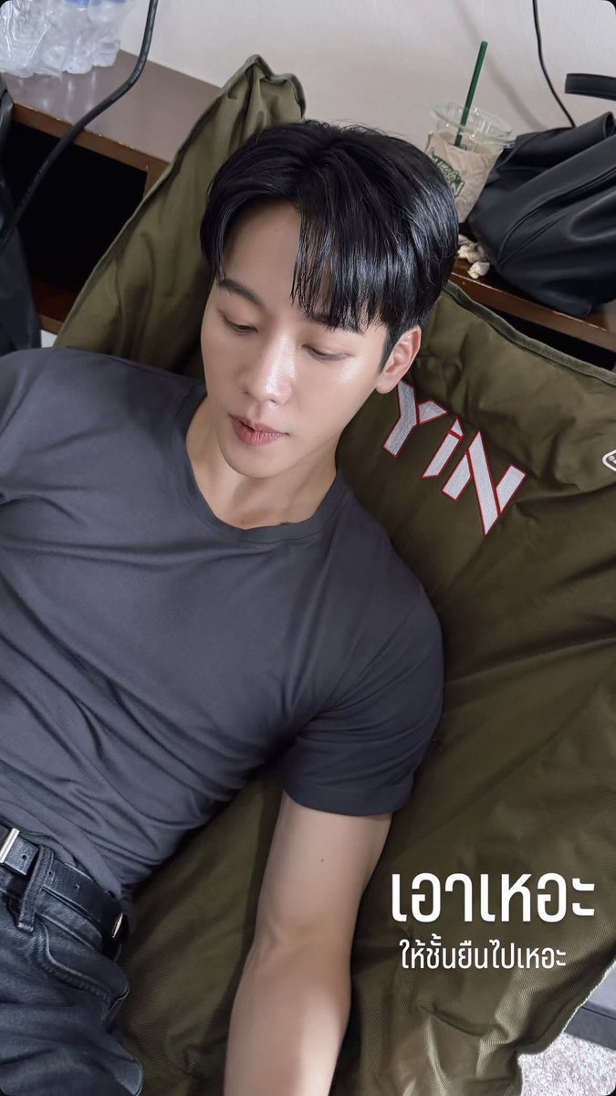 ค่ะะ ของแฟนก็เหมือนของ ๆ เรานะคะ ละเชื่อว่ายัยนี่นั่งเก้าอี้ตุวนี้ได้คนเดียวนอกจากเจ้าของชื่อนั่นน่ะ🙂‍↕️

#ที่รักสารวัตรเธียร์ #หยิ่นวอร์