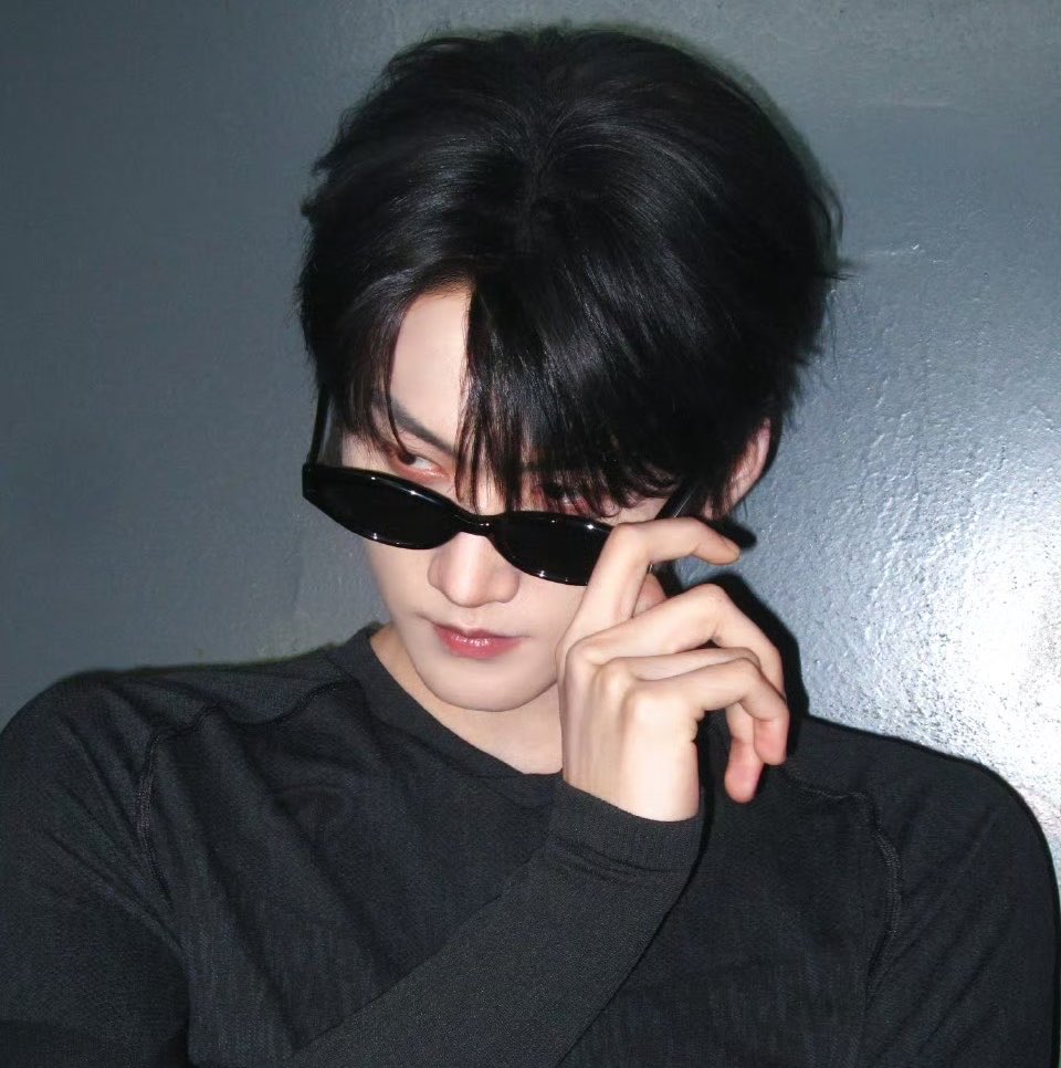 BZhoukeyu's tweet photo. 来了~~พิน้องเคอคลุมดำเขาเท่มาก😭👍🏻เสิร์ฟหล่อสุบๆหนุ่ม https://t.co/d15t6ucCzs