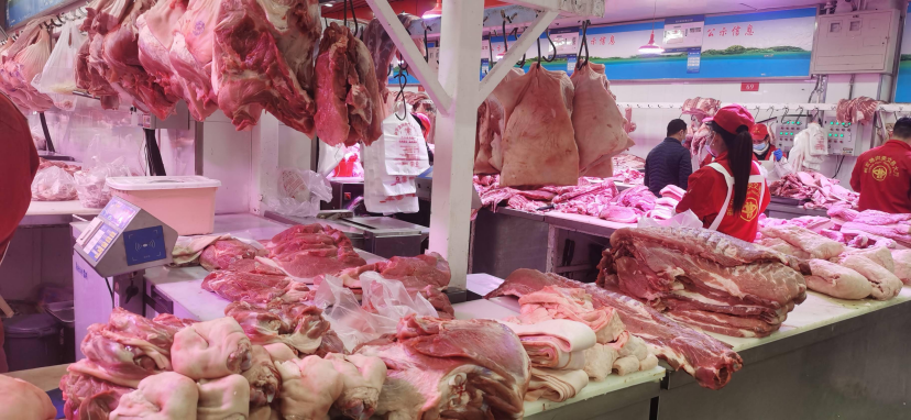 touch_beijing's tweet image. As the May holiday draws near, #porkprices in #Beijing have dropped to their lowest level in eight years. Supply of #vegetables is abundant with prices steadily declining to the delight of holiday market.