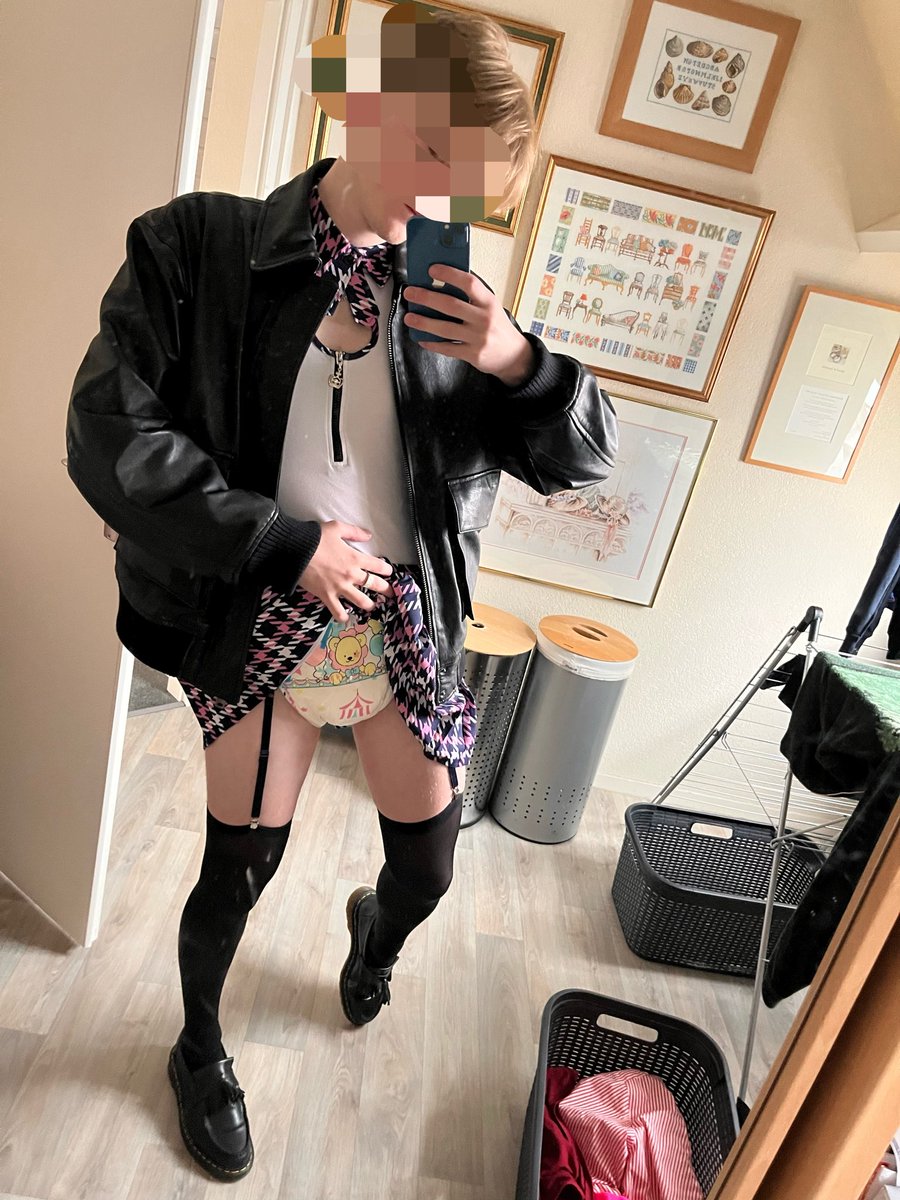 Cookiemnster__'s tweet photo. All big boys wear leather jackets 😎 

#abdl #diaperlover #femboy 
Onesie and skirt by @LittleforBig :) https://t.co/RWZXob21c6