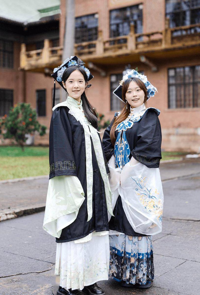 jerome_chazal's tweet image. "From all-nighters to cap u0026 gown—we did it!  Grateful for every laugh, lesson, and late-night snack. Onward to the next adventure! #ClassOf2024 #GraduationVibes"