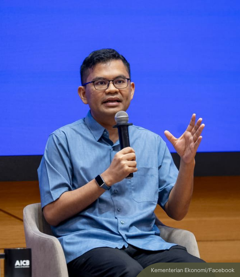 NewsBFM's tweet photo. Early cost pressures are emerging in Malaysia's domestic food supply chain, though most selected food prices remain within a controlled range, said Economy Minister Akmal Nasir.

Recent price changes:

• Chicken: up 3.3% to RM9.70/kg.

• Grade C eggs: up 7.3% to RM3.93 (per 10).

• Beef: down 3.8% to RM35.92/kg.

• Indian mackerel: down 1.1% to RM16.10/kg.

• Scad: up 0.95% to RM10.36/kg.

• White prawns: up 0.61% to RM32.03/kg.

• Mustard greens: up to RM6.51/kg.

• Spinach: up nearly 5% to RM5.59/kg.

• Fresh coconut milk: up 3.6% to RM16.41/kg.

🧵1