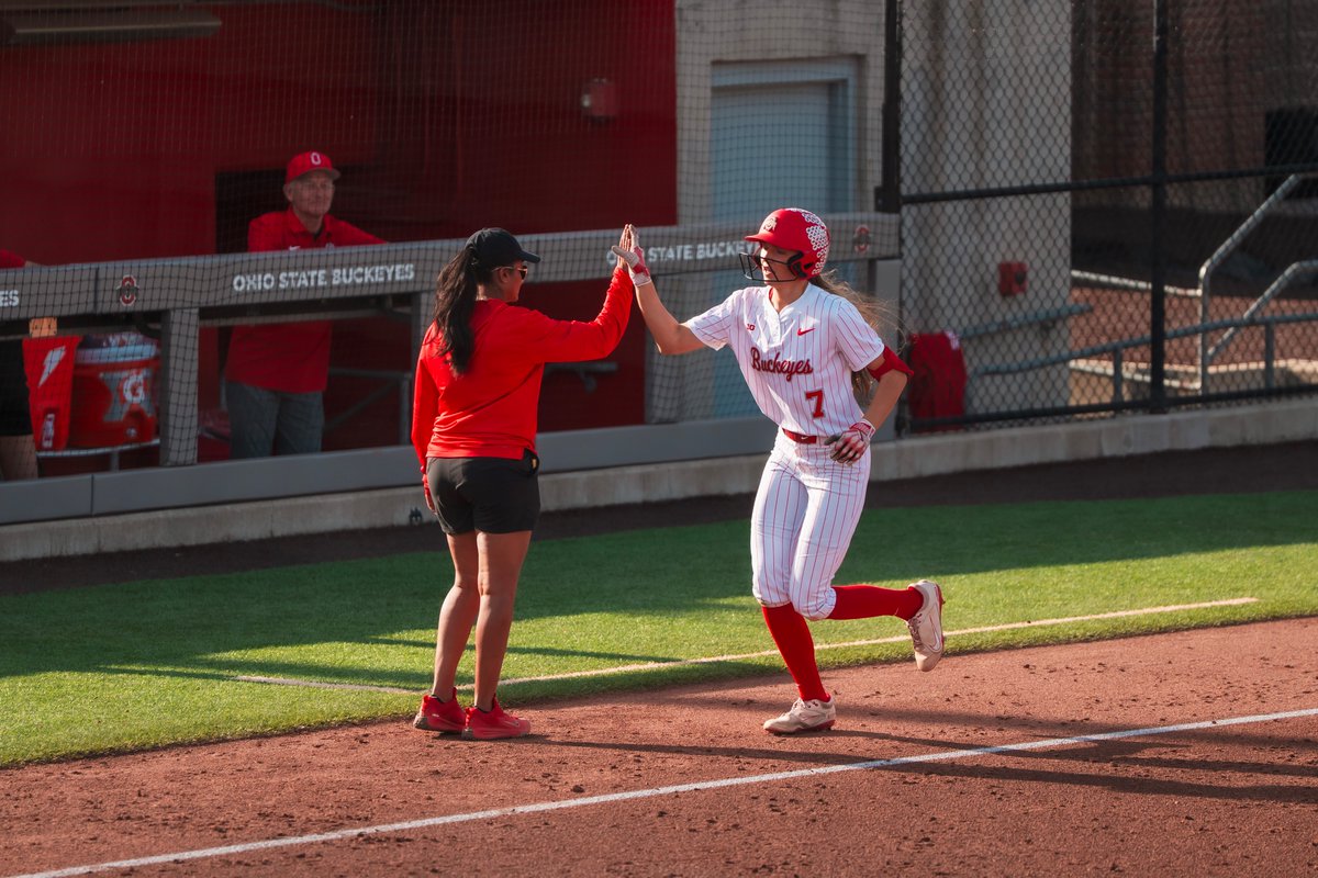 OhioStAthletics's tweet image. Back at Buckeye Field this weekend 🥎

🆚 Washington
📍 Columbus, OH
📆 Friday, May 1 - Sunday, May 3
⏰ 6 pm, 2 pm, 1 pm
🎟️ go.osu.edu/softballtix26

@OhioStateSB | #GoBucks