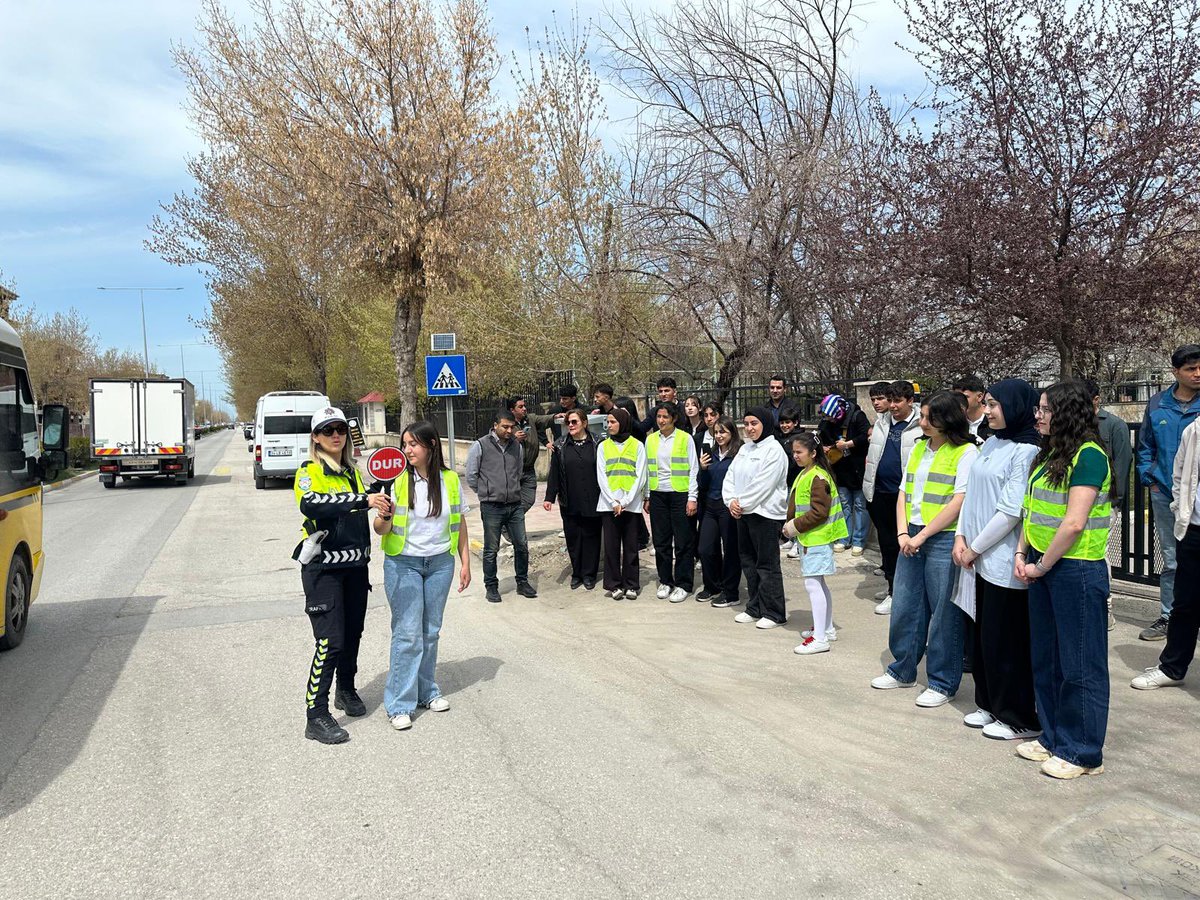 VanilMem's tweet photo. İl Millî Eğitim Müdürlüğümüz ve İl Emniyet Müdürlüğü iş birliğiyle, "Okul Geçidi Görevlileri" eğitimimizi tamamladık.

 Okul önlerinde trafik güvenliğini en üst seviyeye çıkarmak ve öğrencilerimize güvenli bir eğitim ortamı sunmak için çalışmaya devam ediyoruz.

@tcmeb @Yusuf__Tekin @tcvanvaliligi @valiozanbalci75 @bycandiroglu @VanEmniyet