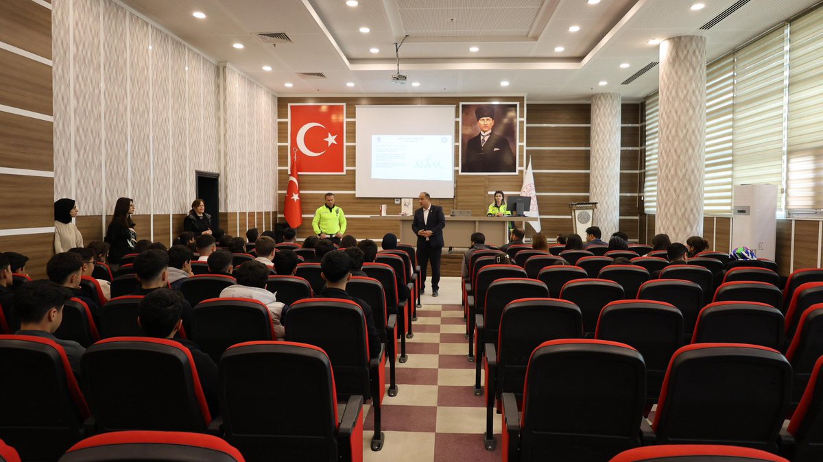 VanilMem's tweet photo. İl Millî Eğitim Müdürlüğümüz ve İl Emniyet Müdürlüğü iş birliğiyle, "Okul Geçidi Görevlileri" eğitimimizi tamamladık.

 Okul önlerinde trafik güvenliğini en üst seviyeye çıkarmak ve öğrencilerimize güvenli bir eğitim ortamı sunmak için çalışmaya devam ediyoruz.

@tcmeb @Yusuf__Tekin @tcvanvaliligi @valiozanbalci75 @bycandiroglu @VanEmniyet