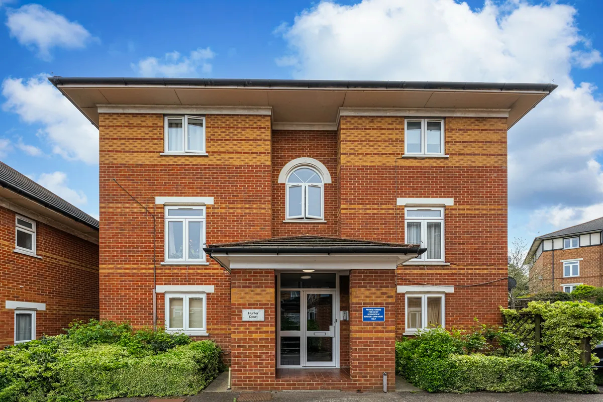 Home_Minders's tweet image. To let: Refurbished 1-bed flat in Swynford Gardens, NW4. First floor, modern kitchen, fitted wardrobes &amp;amp; parking. 
Close to Hendon Central &amp;amp; local amenities.
Contact us for more details or to arrange a viewing. zoopla.co.uk/to-rent/detail…
#LondonProperty #Hendon #LondonRental