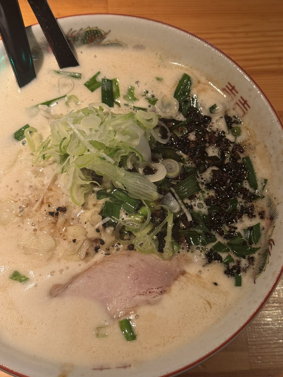 k_en_go's tweet photo. 誇張抜きでニンニクが10000片程入っているラーメンを食べて無事死亡したドラキュラ

臭いそのものになっている https://t.co/hlCZLPAMik
