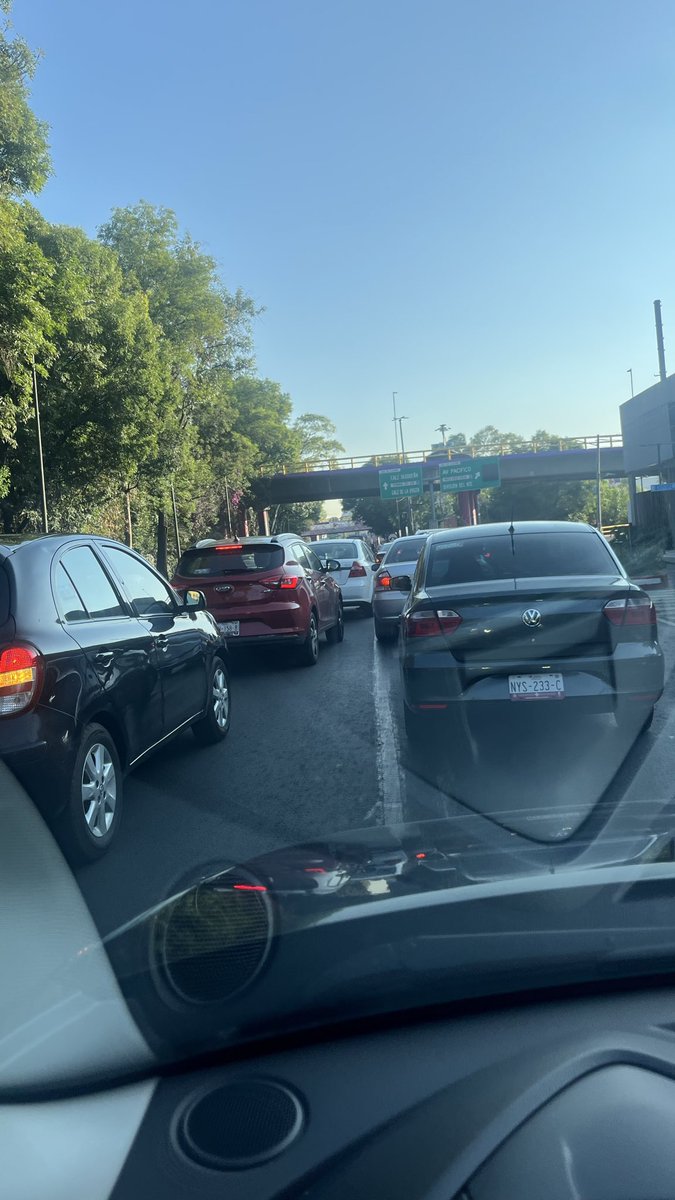 maica6's tweet photo. El desmán que hizo la jefa de gobierno @ClaraBrugadaM en #Tlalpan con la #ciclovía cada vez está peor. La salida de Tlalpan a División con el inmenso tope que pusieron es caótica. 
Ni hablar #BuenosDías #felizmartes https://t.co/643qFIhpqk