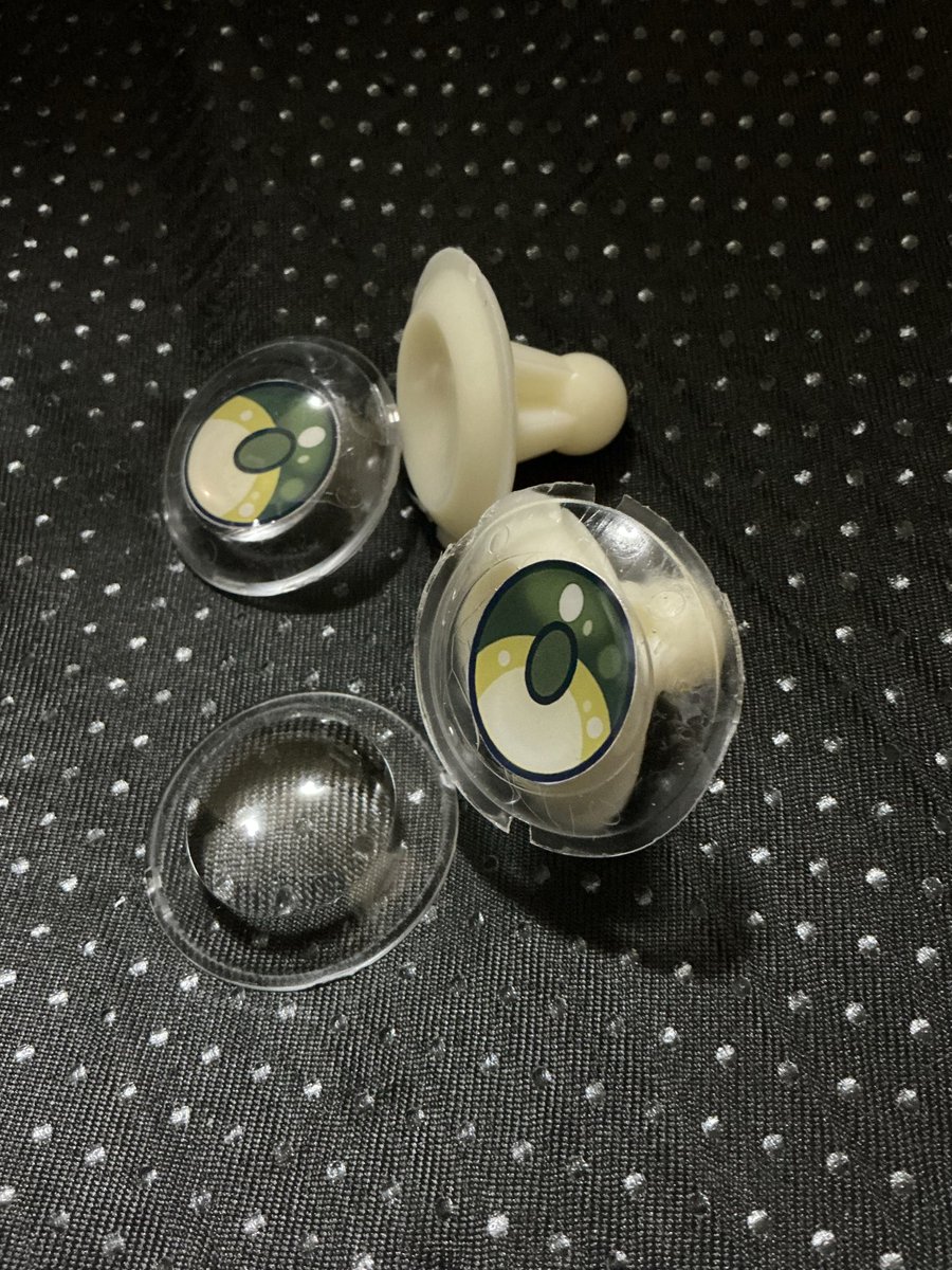 meizsub's tweet photo. 2つとも異なる割れ方してくれてたすかる
非水溶性の眼球の台紙(多分お手製✂️)をベースに貼り付けて、そこからボンド? を盛りつけレンズで蓋してはみ出たボンドを拭き取り乾燥、って感じかなん
#アニメドール #Elsababe #眼球 https://t.co/xUAifrzhST