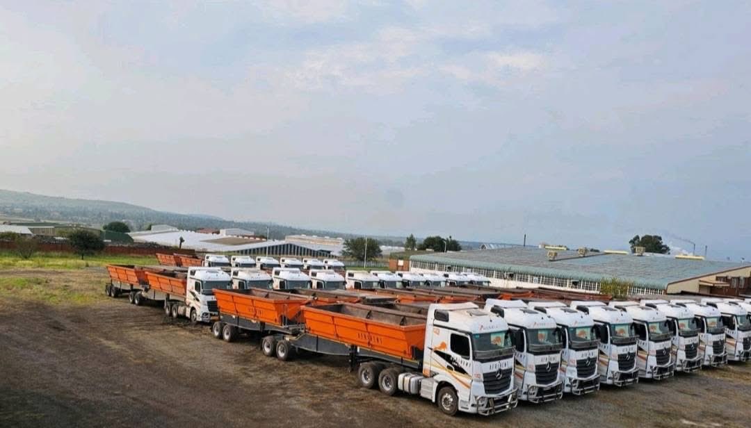 KatlegoMaseng1's tweet photo. Meet Senzo Tsabedze — founder & Chairman of Afrirent Holdings.

He started in 2003 with just 2 second-hand trucks. Today, Afrirent is a multi-billion rand powerhouse managing nearly 12,000 assets — trucks, cars, trailers & superlinks.

They’ve supplied 4,000+ vehicles to the City of Johannesburg (including JMPD & Joburg Water) and 400+ vehicles to Coca-Cola.

Beyond transport, the group owns Indalo Hotels & Leisure, which acquired the 99-room Protea Hotel by Marriott in Mahikeng.

From 2 trucks → 800+ jobs created → a national fleet empire.

Start small. Scale relentlessly. 🇿🇦🔥
