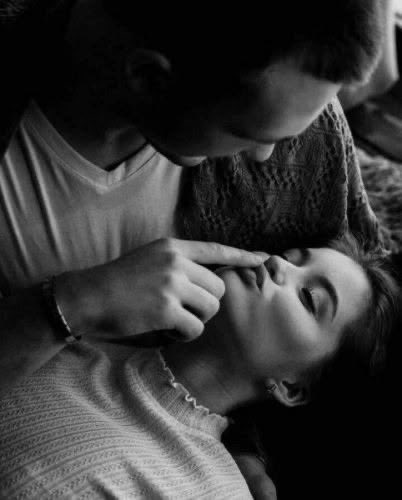 #PoeVive ⭐️💫
Amar es mandar señales diarias,
como quien lanza piedritas al agua
y espera que el eco 
llegue al otro lado del mundo
sin hacer ruido, sin romper nada.

Es ese abrazo que no avisa
pero llega justo 
cuando el cuerpo lo necesitaba.
Los mimos que parecen pequeños
y sin