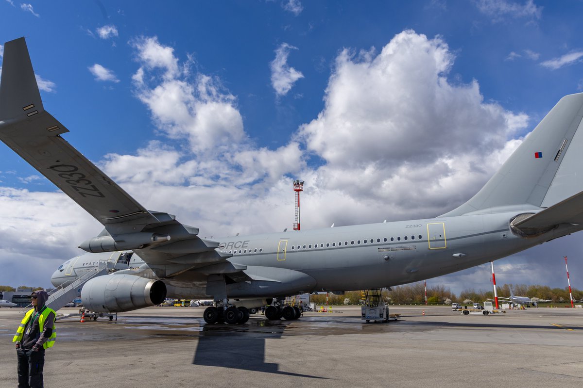 ukinlithuania's tweet image. #TheParas arrived in #Vilnius 🇱🇹 aboard a #UK 🇬🇧 Voyager aircraft from @RAFBrizeNorton. They are a high readiness unit &amp;amp; aircraft such as the Voyager provide 🇬🇧 with the strategic lift required to operate around the globe at short notice in support of Allied operations. #UKinLT