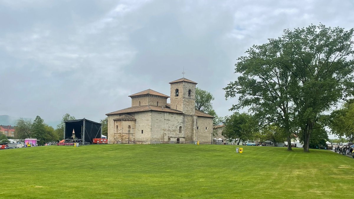 metxebarria_vg's tweet photo. 🌿 #Armentia, punto de encuentro de todo #Álava.
Procesión, misa y aurresku en una jornada que reúne a personas llegadas de distintos rincones del territorio para celebrar #SanPrudencio, nuestro patrón.
Tradición, convivencia y ese ambiente único que cada año vuelve a llenar las campas y nos conecta con lo que somos como alavesas y alaveses. 💚
#VitoriaGasteiz #Gasteiz #Araba