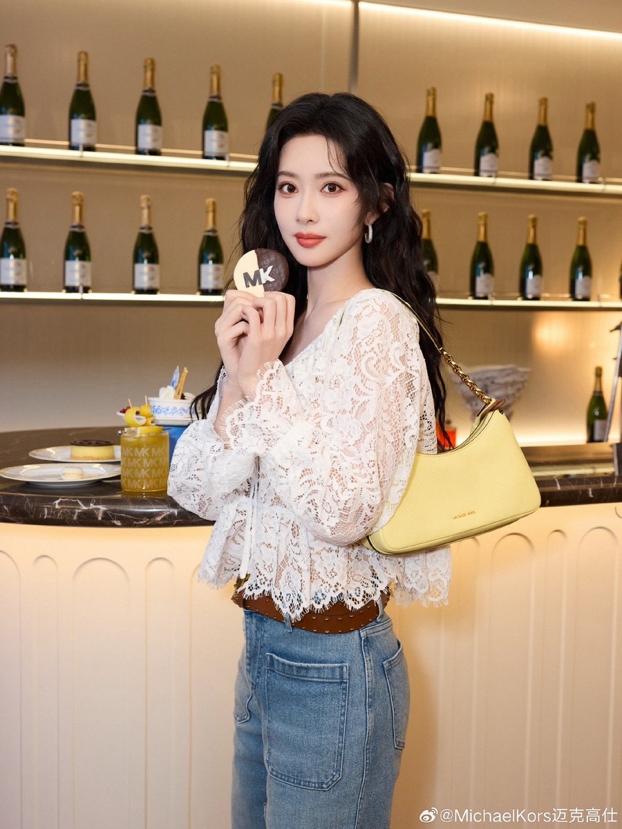 OnlyMengZiYi's tweet image. #MichaelKors Weibo update ร่วมฉลองการเปิดตัวร้านบูติกแห่งใหม่ที่ห้าง China World Mall ปักกิ่ง และการเปิดตัว MK Travel Bar แห่งแรกในเอเชียอย่างยิ่งใหญ่ ✨

#เมิ่งจื่ออี้ #MengZiyi  #孟子义