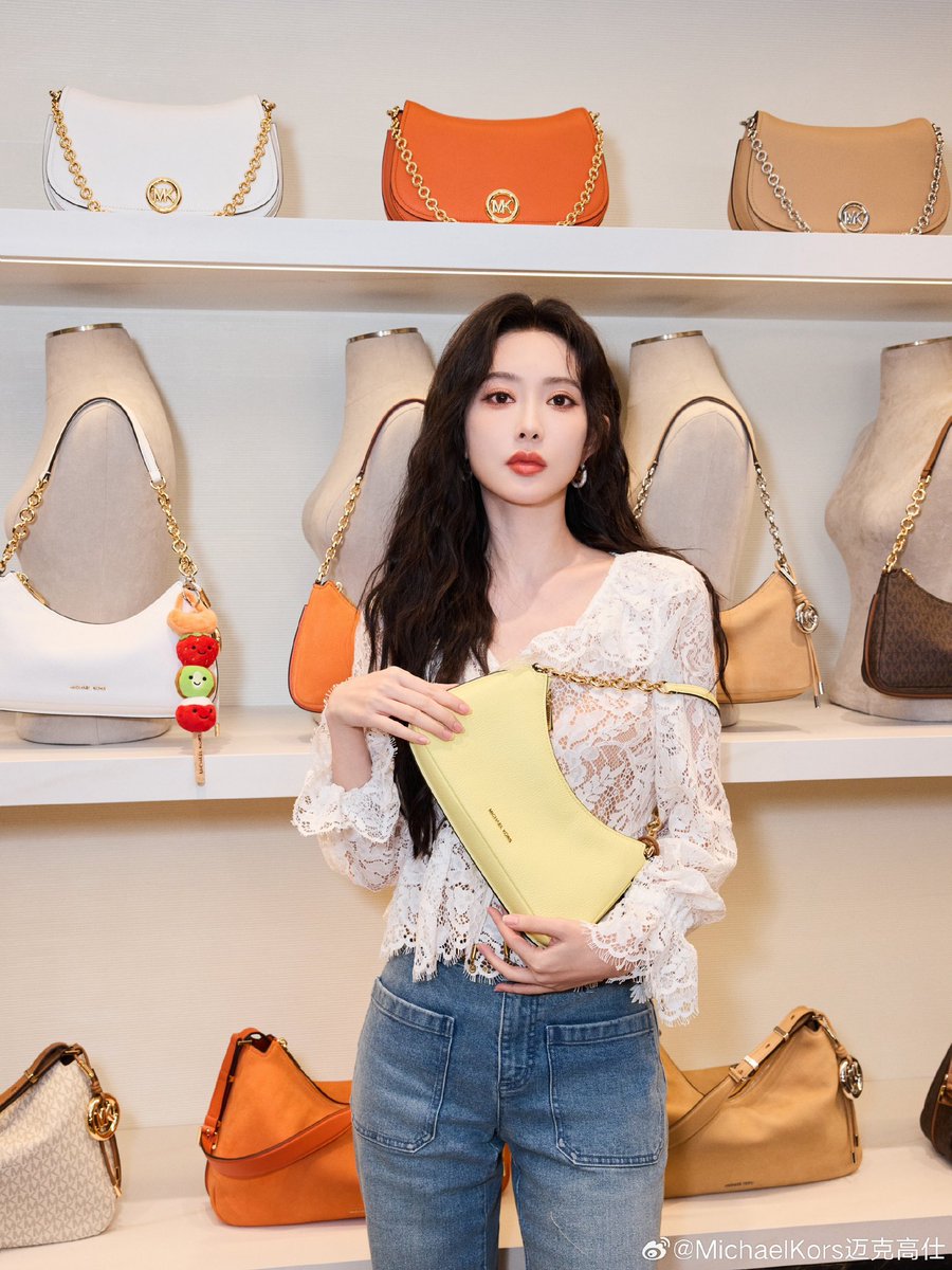 OnlyMengZiYi's tweet image. #MichaelKors Weibo update ร่วมฉลองการเปิดตัวร้านบูติกแห่งใหม่ที่ห้าง China World Mall ปักกิ่ง และการเปิดตัว MK Travel Bar แห่งแรกในเอเชียอย่างยิ่งใหญ่ ✨

#เมิ่งจื่ออี้ #MengZiyi  #孟子义