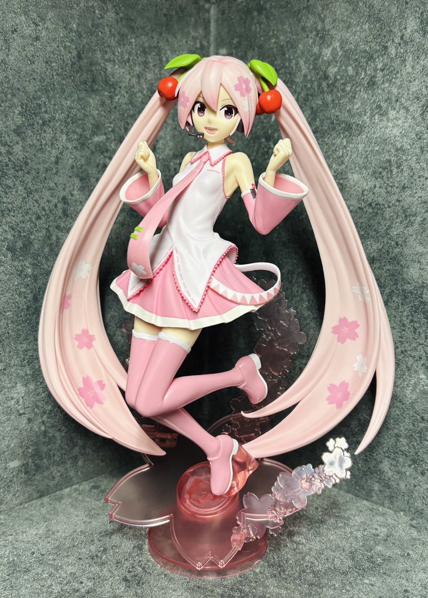 初音ミク BANPRESTO EVOLVE 
桜ミク フィギュア

桜ミクは既に強力なライバル達が存在してますが、こちらも本家イラストの再現度が高く髪にもグラデーションが入っていたりと良く出来てると思います🤔✨

【獲得個体の重心情報】

・表裏は動くが、
　裏面側が重い〜かなり重い

・上下に動くので、