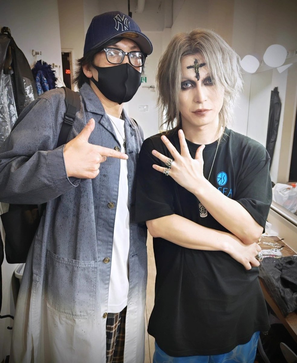 fmb1999's tweet photo. ORSEASのLUM.君に招待してもらい、ワンマンライブ行ってきた🎵

ちょっと遅刻で入ったら、もう出入口のとこまでパンパンで…
DESEOのキャパって250じゃなかったっけ😱？
この1年で動員爆増してるの凄い
でもライブ観れば納得かも🔥

楽屋でも話したけど
新しい💍作るなら、めいっぱい努力するよ😅👍💴 https://t.co/3TrnNqGKEK