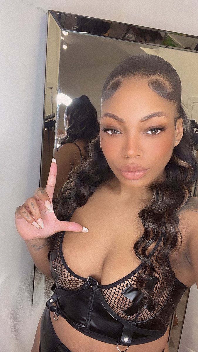 𝐆𝐎𝐃𝐃𝐄𝐒𝐒 𝑹𝑶𝑺𝑨 ♡ tweet media