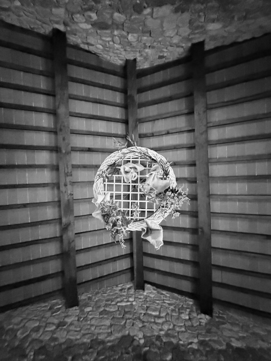 Alonein43672278's tweet image. #photography #blackandwhite #ceiling #chandelier