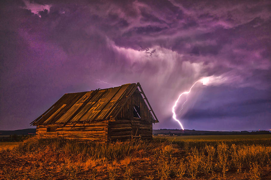 PoetryByPS's tweet image. -
the chill before the deluge -
you once described
our love like that;

and i never quite understood
what you meant.

i'd always felt our heat,
a different weather,
something primal beneath where

you are the #lightning,
and i am the hunger
that follows.
-

#vss365